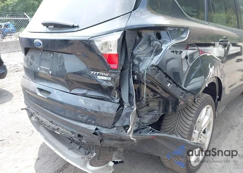 2018 Ford Escape Titanium z USA, uszkodzony, nr VIN 1FMCU9J97JUA68286